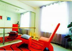 地下室也变成“七彩小屋”
